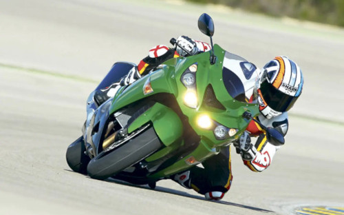Image of ZZR-1400 on track